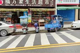 兔笼、椅子、石头、木架、摩托车，达州南城“花式”占停车位让人很头痛图片