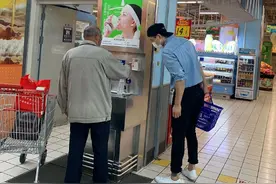 高云翔回国后生活曝光超市购物，略显沧桑依旧高大帅气图片