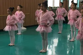 女孩子学跳舞，气质有很大的提升，建议有女儿的可以考虑去学图片