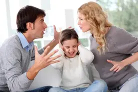 故事：爸妈离婚嫌我是累赘不要我 婶婶把我接回家 20年后爸妈争着来接我图片