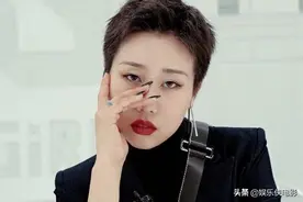 上官喜爱为何总穿高领？低头露出可爱纹身，才懂她不是为耍酷图片