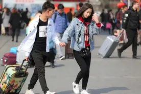 儿子把大学女友带回家，能让他们共居一室吗，“代沟”引来热议图片