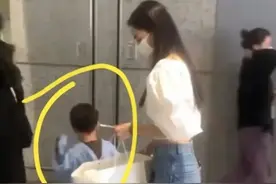 Baby宁泽涛“富婆”女友，三亚度假烟瘾大一根接一根，素颜认不出图片
