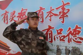 好样的！他们像父辈那样扛起了钢枪图片