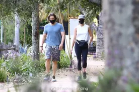 格温妮丝和老公街头散步，白汗衫+黑色长裤，简约又休闲图片
