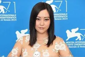 郝蕾这次翻车了！穿透纱裙勒出“副乳”好尴尬，看体型哪像108斤图片