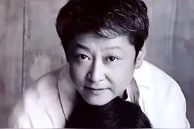 洪晃首度公开与现任丈夫合照，网友大赞其夫长得比陈凯歌帅多了图片