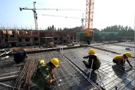 明明那么多工友被拖欠工资，为啥包工头反而负债，沦为弱势群体？图片
