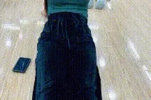 搞笑GIF：姑娘玩嗨了，结果摔得真惨，太尴尬了图片