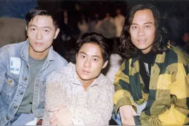 草蜢组合蔡一智为儿子庆生，全家福曝光，妻子染绿发继女像亲爸图片