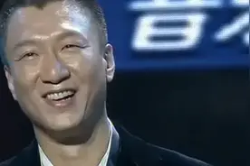 闫妮智商太高答非所问，赢得全场观众掌声，孙红雷害羞的大笑图片