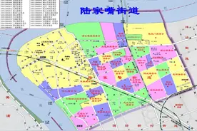 上海市浦东新区陆家嘴的两面性：现代化摩天大楼与老旧居民区并存图片