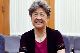 陶玉玲一脸褶子气质慈祥，常见的老太太打扮，笑出酒窝少女感明显图片