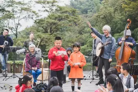 一个中年鬼才，整天逛公园，缠着大爷大妈给他唱歌图片