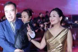 陈红终于高调一回，穿金色裙气质典雅又显贵，身姿窈窕哪像奶奶辈图片