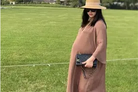 朱珠挺9月大肚真快生了！穿驼色长裙堪比走秀超模，终于有孕妇样图片