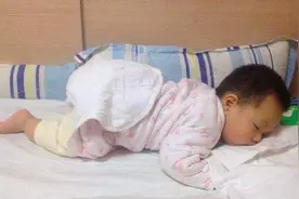 娃睡觉总是“滚来滚去”，可能是带娃方式出了错，常见原因有三种图片