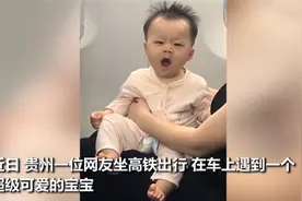 小宝宝打哈欠被发现后害羞，躲进妈妈怀里，网友：太可爱了吧图片