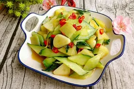 夏天买黄瓜，我只挑老的不要嫩的，一块钱三斤半根能炒一盘图片