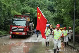 机场路上抢险忙图片
