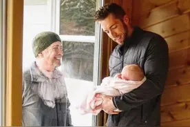 爷爷疫情期间步行6公里探望小孙女 隔着玻璃开心大笑图片
