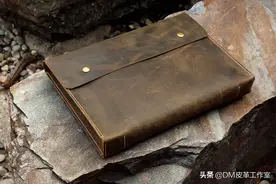为13吋以下笔记本电脑设计的手工疯马皮便携包图片