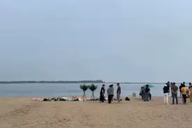 17岁男孩跳海救人身亡，网友：他那么干净！姐姐：别网暴被救女孩图片