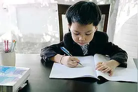 小学教师改试卷，批注这个词被家长投诉，教育局：她已检讨道歉图片