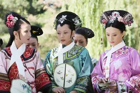 清朝后宫嫔妃脖子上戴一条白围脖，不是为了好看，只是为方便皇帝图片