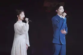 肖战久违走红毯！换发型清爽不少裤子却皱巴巴，跟杨紫合唱太惊喜图片