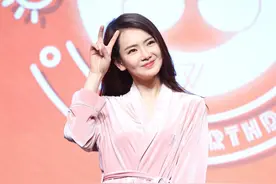 戚薇出席活动身穿“粉色睡衣”，温柔时尚感爆棚图片