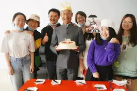 冬泳怪鸽拍《看见》宣传片后续：拒绝拍摄报酬，50岁第一次过生日图片