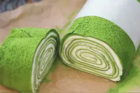舀一勺面粉糊，做一块卷，哎呀，太香了，原来做卷这么简单图片