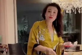 大S婆婆富贵生活曝光，豪华客厅似宫殿，身上金色睡袍就3万图片