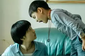 20岁女孩不堪养活三个弟妹欲轻生，姐姐有义务抚养弟弟吗？图片