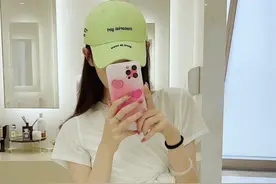 陈瑶健身房打卡，纯白色套装配白色棒球帽，露截小蛮腰性感图片