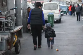 从小穿开裆裤和尿不湿的孩子，五个方面差别大，影响娃的身心健康图片