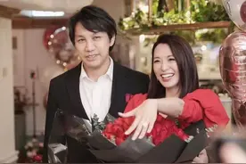 48岁女星官宣再婚喜讯！晒浪漫求婚合照戴鸽子蛋，男方离异有俩娃图片