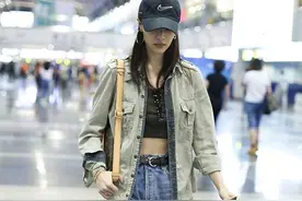 有种大胆叫破洞裤，款式新潮实力抢镜，变身酷女孩其实很简单图片