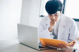 20岁大学生确诊艾滋病，父亲瞬间崩溃，告诉医生半年见了六个网友图片