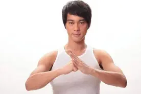 陈国坤：因为周星驰，他演了自己的偶像，娶了黑帮大佬的女儿图片