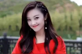 “一人抵一支乐队”的王小玮，穿中国红衬衫太有味道，王小海赚了图片