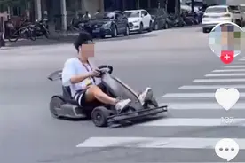 江西宁都：街头惊现“跑跑卡丁车”，市民拍摄围观，好危险图片