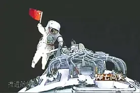 太空服3000万一件，穿5次就扔了？有生物裸露太空，还淡定生崽？图片