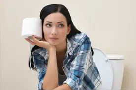 女性小便后，是否该用纸擦？其实不少的女性可能一直都做错了图片