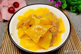 河南特色“黄凉粉”，从小吃到大，锅里一煎淋入酱汁，软嫩爽口图片