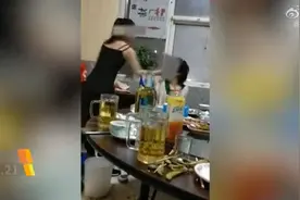 15岁女孩被19岁女孩抽近50个耳光，打人者被拘图片