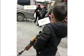 运钞员和熊孩子抢手之间的对视图片