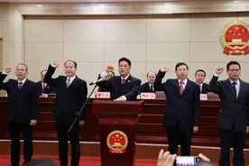 玉林市人民检察院党组书记、检察长黄昱参加玉林市人大常委会举行的宪法宣誓图片