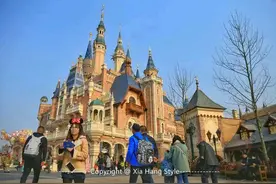 全球最大的迪士尼乐园，如今游客络绎不绝，组团去看米奇图片